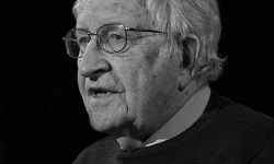 الموت يغيب عالم اللسانيات والمنطق الأميركي نعوم تشومسكي عن عمر ناهز 95 عاماً